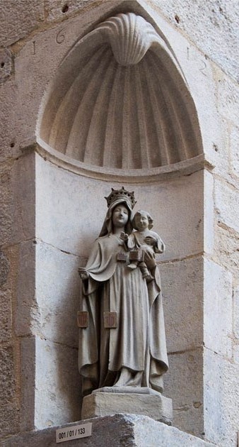 Mare de Déu de la Mercè, instal·lada en una fornícula a la cruïlla del carrer Nou del Teatre amb la plaça del Pallol