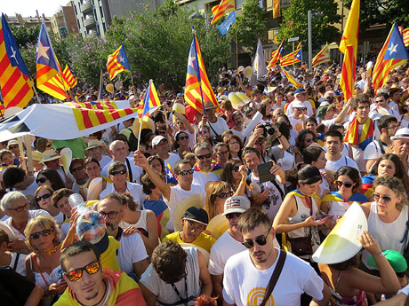 Manifestació sotre el lema A punt. Endavant república catalana, a Salt
