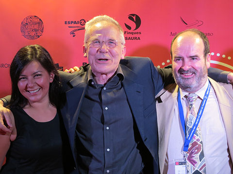 Lluís Valentí director del Festival, entre Casandra Lungu, protagonista de Bernadeta i Mateu Ciurana, el director del curt