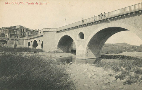 El pont de l'Aigua sobre el riu Ter. Al fons, la poblaci de Sarrià: de Ter. 1906-1918