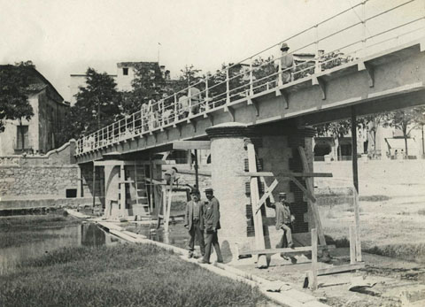 Acabament de les obres del Pont del Pes de la Palla sobre el riu Onyar. El pont comunicava la rambla Verdaguer amb la rambla Pi i Maragall. 1913