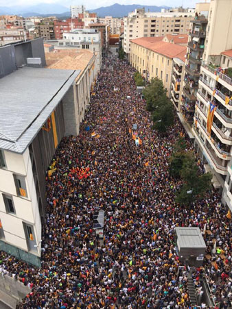 Vista elevada d'una part de la manifestació a la plaça Pompeu Fabra