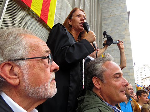 Marta Madrenas a la manifestació a la plaça Pompeu Fabra