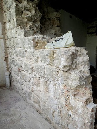 Fragment de la muralla, visible a la primera prospecció a nivell del carrer
