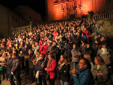 El públic a les escales de la Catedral