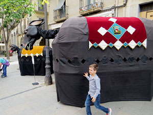 Festes de Primavera de Girona 2018. Passejada de mulasses amb la Mula Baba i la Mula petita de Girona, amb la Mulassa i la Somera de Falset