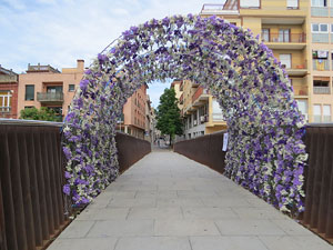 Temps de Flors 2018. Instal·lació floral al pont de Tomàs de Lorenzana