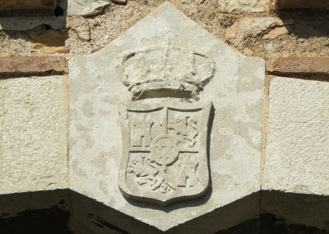 Escut al portal de l'edifici del Cos de Guàrdia. Es tracta de l'escut del rei d'Espanya, amb les armes de Castella (un castell), de Lleó (un lleó), de Granada (una magrana, a la part inferior) i al centre un òval amb tres flors de lis de la dinasta Borbó. Va ser usat des del regnat de Felip V fins al final del d'Isabel II (1868) i, de forma puntual, des de 1875 fins 1931 durant la II Restauració borbònica