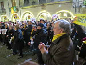 Concentració a la plaça del Vi per la llibertat dels presos polítics, amb la Polifònica de Girona