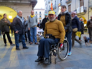 Arribada de Jordi Puig a la plaça del Vi. Rodant fins la República