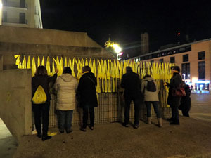 Enllaçada massiva pels carrers de Girona sota el lema 'No esteu sols'