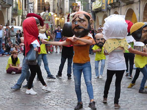 Assaig de Fal·lera Girona amb els bastoners, músics i tota la faràndula festiva