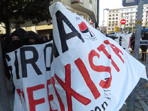 Manifestació antifeixista a la plaça de l'U d'octubre contra la convocatòria de SCC de celebració de la Constitució espanyola