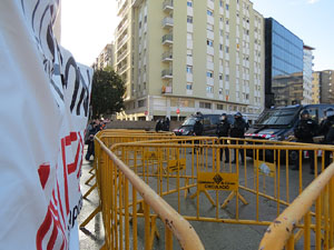 Manifestació antifeixista a la plaça de l'U d'octubre contra la convocatòria de SCC de celebració de la Constitució espanyola