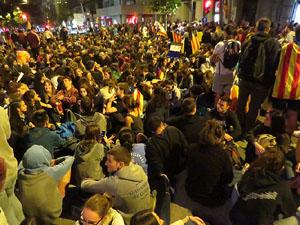 Seguda amb espelmes davant la subdelegació del Govern espanyol a Girona