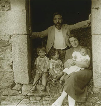 Estada de la família Masó al Mas Bru de Domeny. Retrat de Rafael Massó i Esperança Bru, amb els seus fills Rosa, Francesc i Jordi, a la porta d'un estable del Mas Bru. 1925