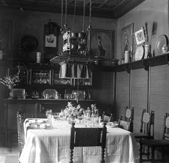 Vista de l'interior del menjador de la Casa Masó al carrer Ballesteries amb la taula parada per celebrar el dia de Pasqua. 1923