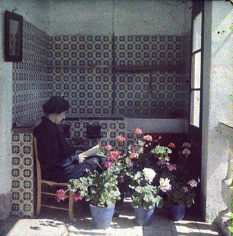 Retrat d'una dona llegint en un balcó de la Casa Masó al carrer Ballesteries. Possiblement es tracti de Josefina Aragó. 1923