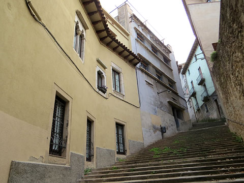 Escales de la Llebre. A l'esquerra s'observa la Casa Puig, feta els anys 1934-1935 per l'arquitecte Joan Roca i Pinet