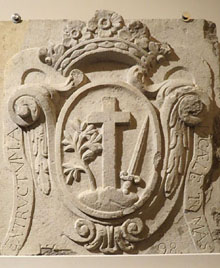 Escut de la casa o seu de la Inquisició a Girona. Pedra. Segle XVIII