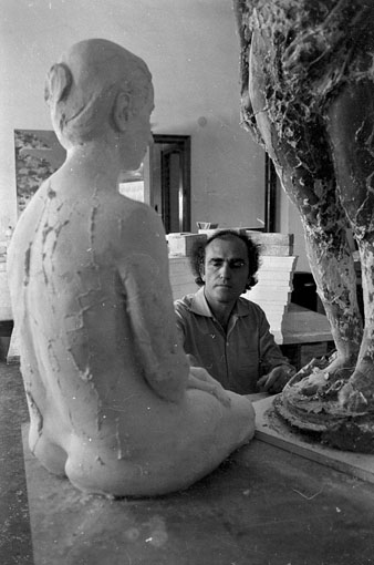 L'escultor Domènec Fita al seu taller al barri de Montjuïc. 1974
