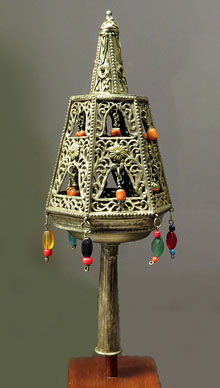 Rímmon, ornament del Séfer Torà. Alpaca i plata. Segle XIX. Marroc