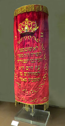 Meïl, mantell de la Torà. Vellut vermell, fil daurat, pedres. Segle XIX. Europa central