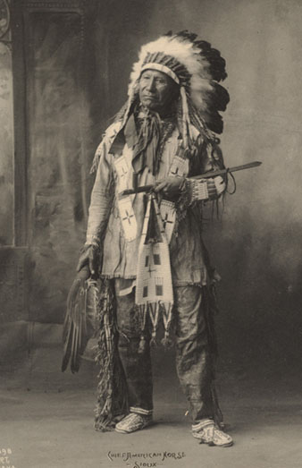 El cap American Horse, un dels lakotes (sioux) que acompanyaven Buffalo Bill en els seus espectacles. 1898