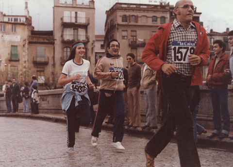 Primera Cursa Popular del carrer Nou. L'alcalde de Girona Joaquim Nadal, amb altres participants, passant pel pont de Pedra. 1979
