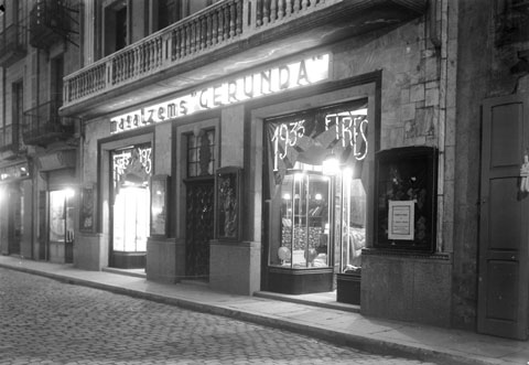 Aparador de Magatzems Gerunda al carrer Nou. S'observa un rètol on es llegeix '1933 Fires'. 1933