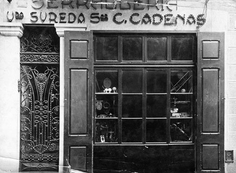 Façana de la serralleria Cadenas. 1920