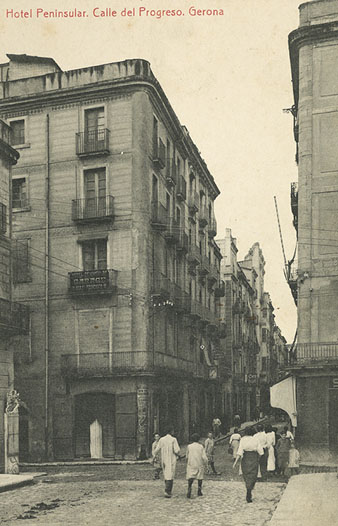 El carrer Nou vist des del pont de Pedra. A l'esquerra. l'hotel Peninsular i al fons, la Casa Batlle. 1910