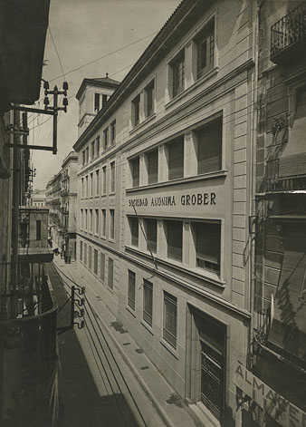 Façana de la fàbrica Grober al carrer Nou. A la dreta, Magatzems Llens. 1940
