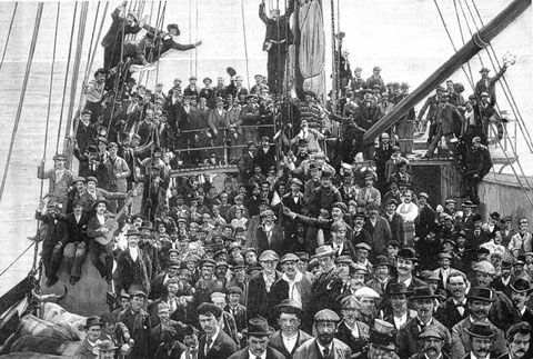 Embarcament de voluntaris per la guerra de Cuba en el vapor 'San Francisco' de la Compañía Transatlántica