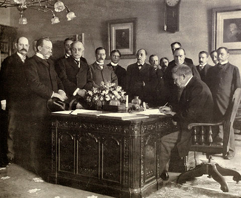 Signatura del Tractat de París el  10 de desembre de 1898 que posava fi a la guerra Hispano-estatunidenca