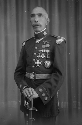 Retrat d'estudi Josep Poch i Juli, veterà de les guerres de Filipines i Cuba. Vesteix uniforme de coronel d'infanteria. Condecorat amb l'Ordre de San Fernando. 1925