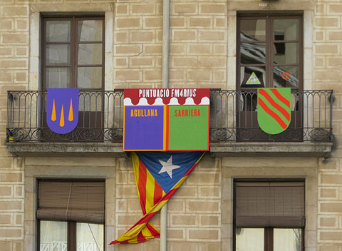 Comptador de les puntuacions dels dos equips a la façana d'Òmnium Cultural, a la plaça del Vi