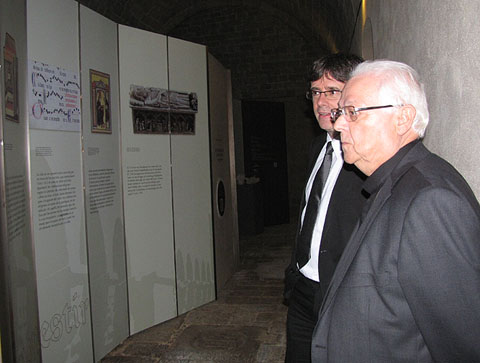 L'alcalde de Girona, Carles Puigdemont, i el bisbe de la ciutat, Francesc Pardo, durant la visita a l'exposició