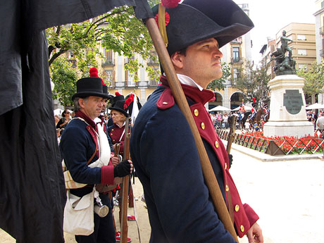 VI Festa Reviu els Setges Napoleònics de Girona. Presentació dels grups i salves d'honor