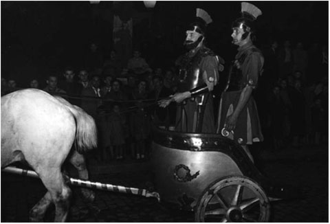 La biga a la process del Divendres Sant de l'any 1956, passant per la Rambla Verdaguer