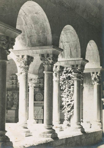 Detall dels arcs i capitells del claustre del monestir de Sant Pere de Galligants. 