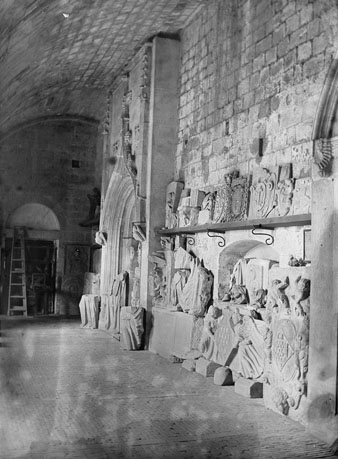 Galeria del claustre de Sant Pere de Galligants amb diferents restes escultòriques exposades