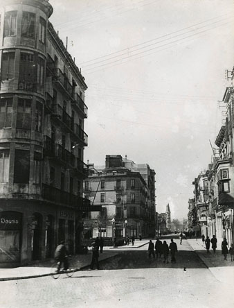La plaça Marquès de Camps i carrer Santa Eugènia. Al fons apareix la Casa Teixidor, coneguda popularment com la Punxa. A primer pla i a l'esquerra, la farmàcia Caldelas
