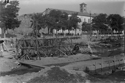 Obres de construcció del pont de l'alferes Huarte, que comunica la plaça Calvet i Rubalcaba amb el carrer del Carme. 1941