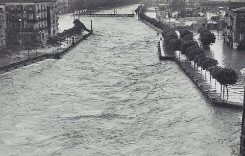 Inundació de 1962. Al fons, el pont de l'alferes Huarte