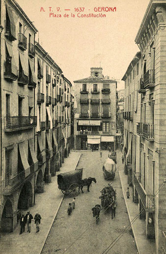 1905-1911. Vista des d'un punt elevat de la plaça del Vi, coneguda aleshores com Plaza de la Constitucin. S'observen diferents carruatges circulant per la plaça