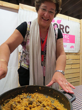 L'alcaldessa de Riudellots de la Selva promociona la fira del porc FIPORC amb el plat de la passada edició: arròs melós amb galta de porc