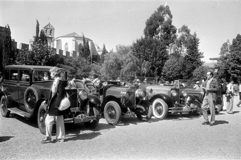 La IX Caravana Internacional de Cotxes Vetustos Girona-Costa Brava, organitzada pel Motor Club Girona, aturada a l'exterior del castell de Peralada, el 17 de setembre 1972