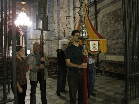 Sortida de l'umbraculum, precedit de la creu processional i del tintinacle, de la capella de Sant Narcís