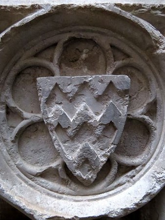 Escut de la família Anglesola en un espai funerari a l'exterior dels absis de la Catedral
